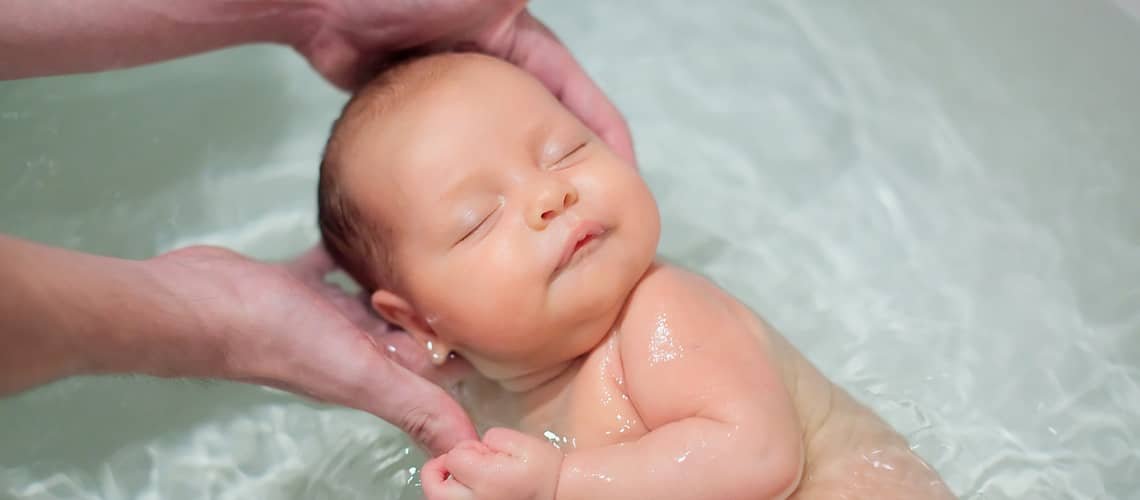 Jak často koupat novorozence?