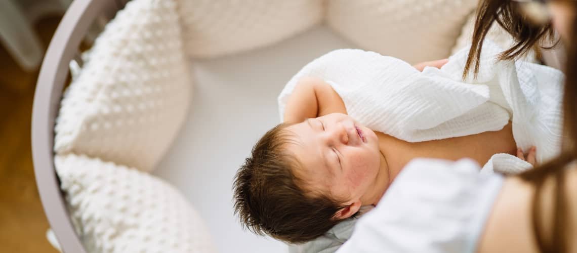 Jak ukládat novorozence do postýlky?