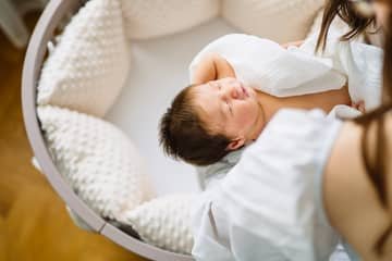 Jak ukládat novorozence do postýlky?