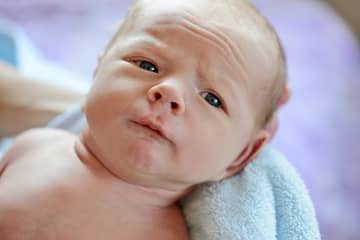 Zrak novorozence – jak vidí miminka. Je šilhání a převracení očí v pořádku?