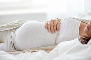 Spaní na břiše nebo ležení na zádech v těhotenství