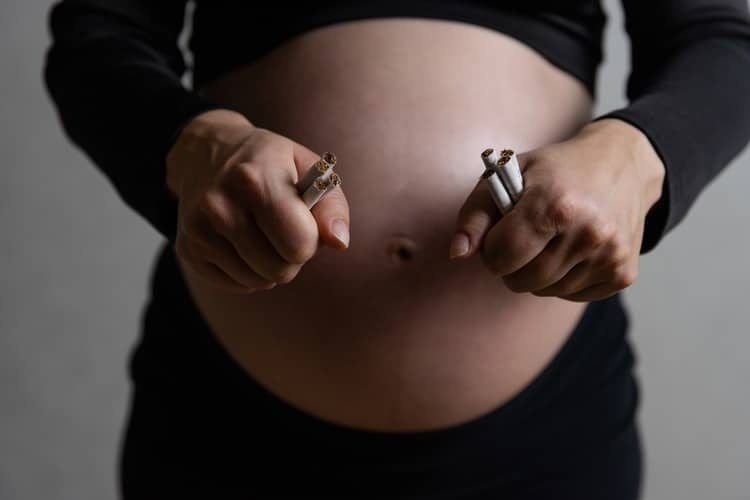 Kouření v těhotenství škodí dítěti i matce