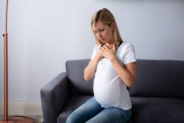 Pálení žáhy v těhotenství. Kdy vzniká, co pomůže a jak jej zmírnit?