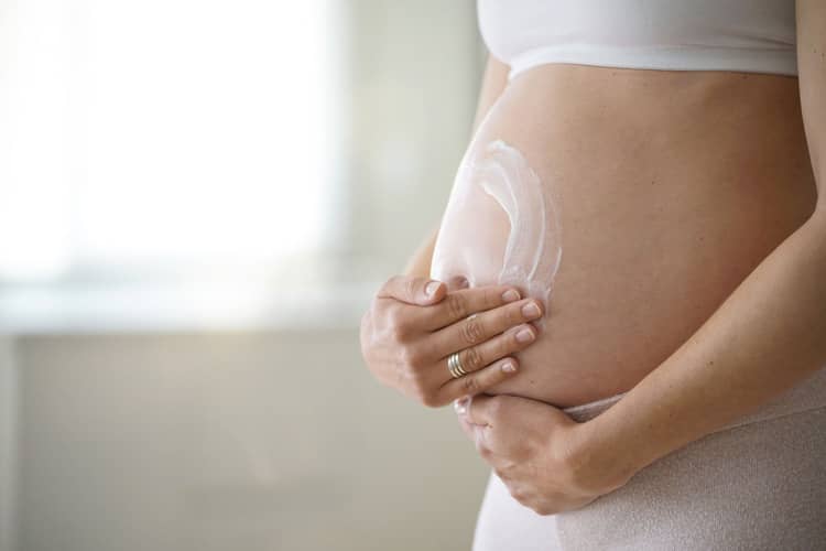 Co na strie v těhotenství – olej nebo krém?