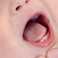 Dítě s rostoucími zuby